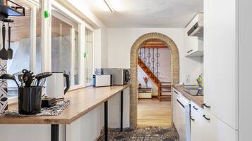 Kylskåp, spishäll, diskmaskin och kaffe- och tebryggare