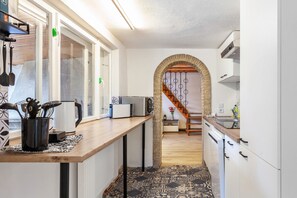 Fridge, stovetop, dishwasher, coffee/tea maker - Holiday Home 'Waldhaus Zur Kleinbahn' with Mountain View, Shared Terrace and Wi-Fi (Glashütte)