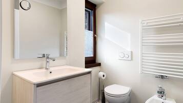 Douche, sèche-cheveux, serviettes fournies