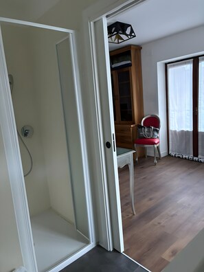 Interior - Bed and Breakfast 'Pellizzano' with Balcony and Wi-Fi (Pellizzano)