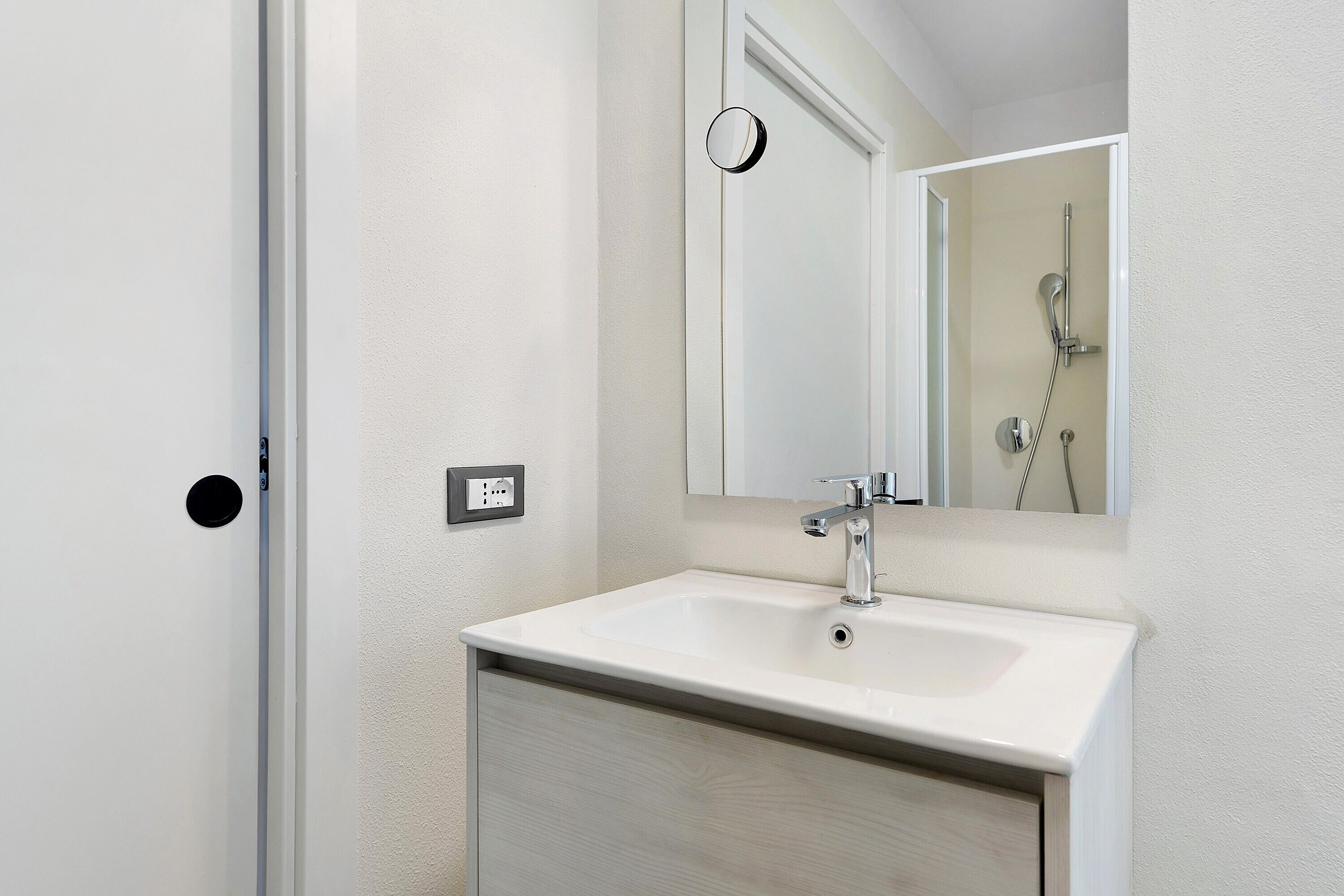 Regadera, secadora de cabello, toallas 