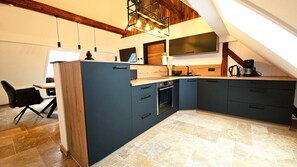 Frigorífico, horno, placa de cocina y lavavajillas