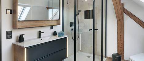 Een douche, een haardroger, handdoeken