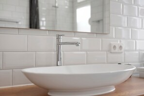 Douche, sèche-cheveux, serviettes fournies