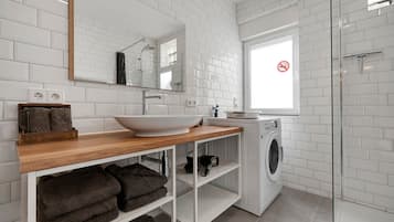 シャワー、ヘアドライヤー、タオル