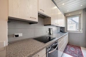A modern kitchen with granite countertops, stainless steel appliances, and light wood cabinets. - Apartment 'Historische Unterkunft 2 in Lorch' (Lorch)