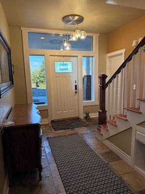 Interior - Spacious 3-bdrm house in Port Angeles, minutes away from Olympic National Park (Port Angeles)
