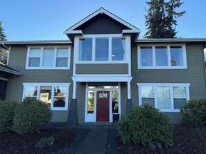 Exterior - Spacious 3-bdrm house in Port Angeles, minutes away from Olympic National Park (Port Angeles)