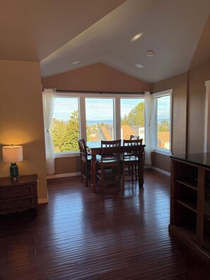 Dining - Spacious 3-bdrm house in Port Angeles, minutes away from Olympic National Park (Port Angeles)