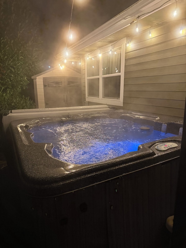 Outdoor spa tub - Spacious 3-bdrm house in Port Angeles, minutes away from Olympic National Park (Port Angeles)