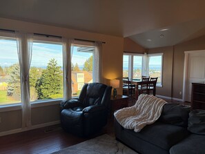 TV, fireplace - Spacious 3-bdrm house in Port Angeles, minutes away from Olympic National Park (Port Angeles)