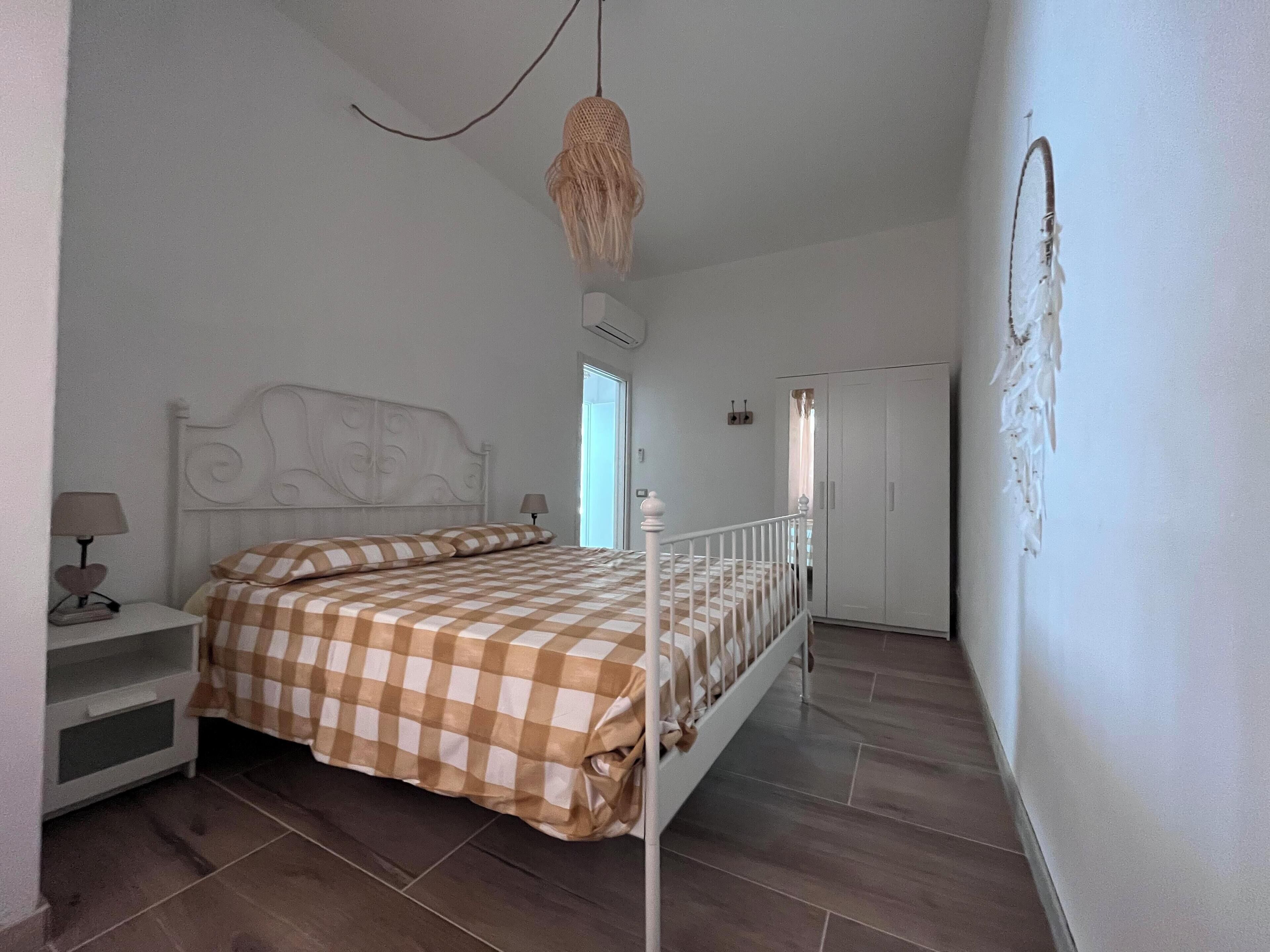 Een strijkplank/strijkijzer, internet, beddengoed