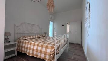 Een strijkplank/strijkijzer, internet, beddengoed