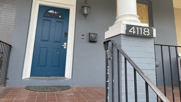 A blue door with a white trim, a mailbox, and a house number 4118. - GE, NEAR ZOO , Fairmount Park, Spacious 9 bedrooms 3 bathrooms entire house (Philadelphia)