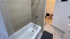 A bathroom with a bathtub, a shower, and a toilet. - GE, NEAR ZOO , Fairmount Park, Spacious 9 bedrooms 3 bathrooms entire house (Philadelphia)