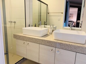 Shower, hair dryer, towels, soap - 3-bedroom apartment in Itaparica with AC and only 50 feet from the beach. (Vila Velha)
