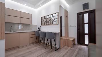 Estudio Deluxe, patio | Cocina privada | Cafetera de espresso y tetera eléctrica