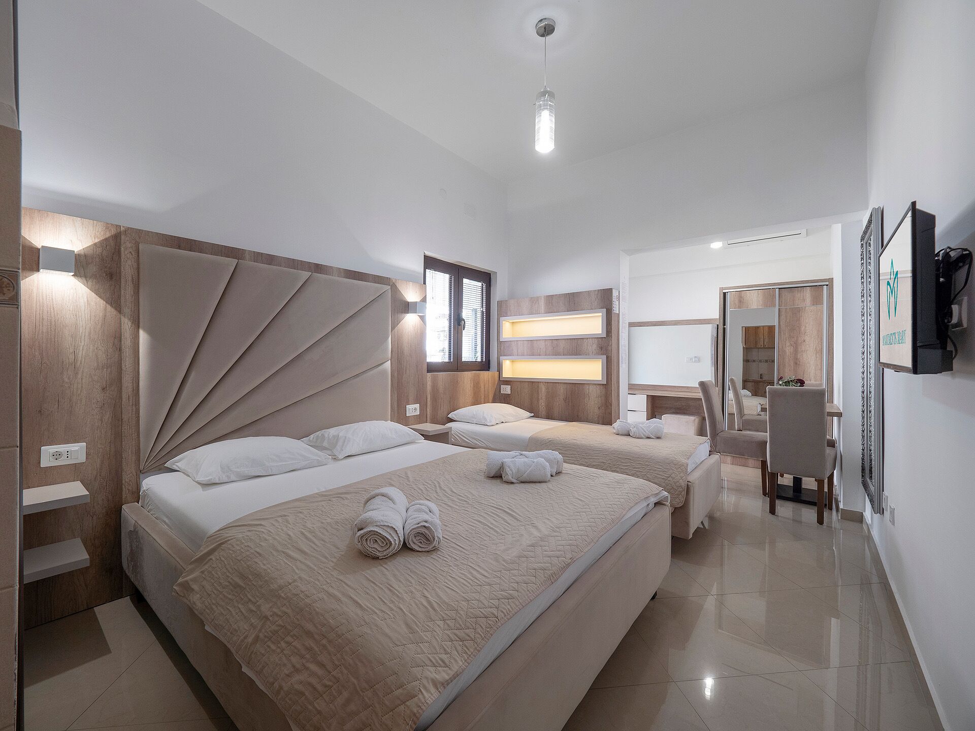 Estudio estándar | Caja de seguridad en la habitación y espacio para trabajar con laptop 