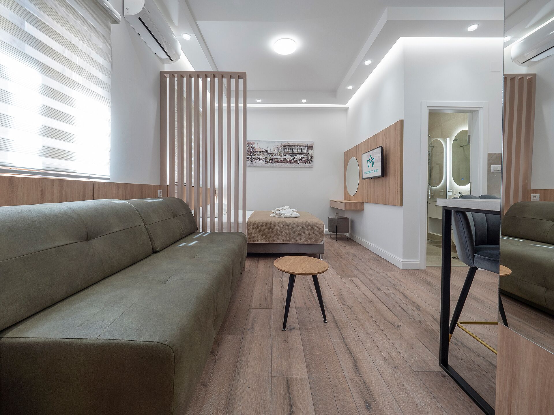 Estudio Deluxe, patio | Caja de seguridad en la habitación y espacio para trabajar con laptop 