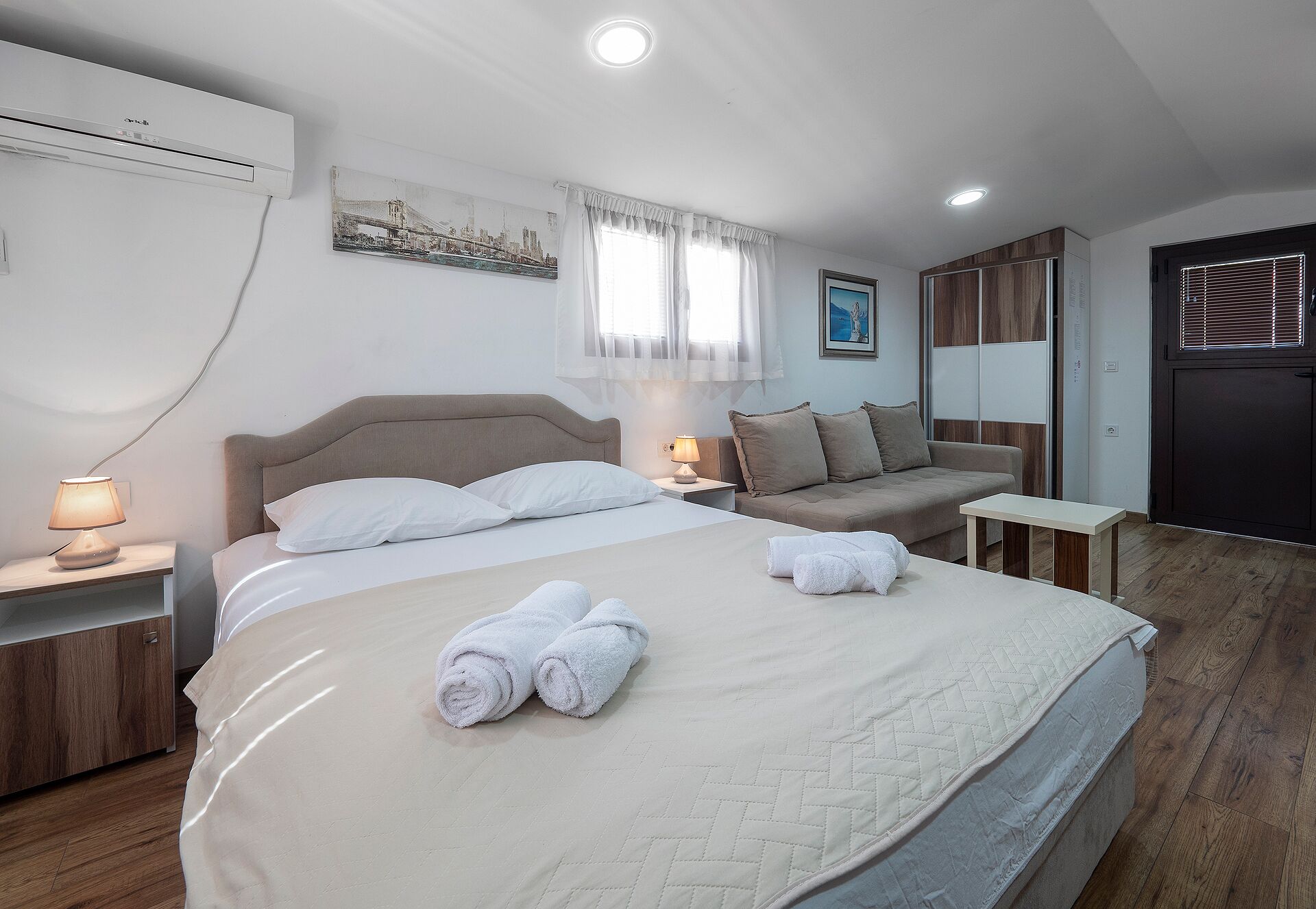 Estudio estándar, balcón | Caja de seguridad en la habitación y espacio para trabajar con laptop 