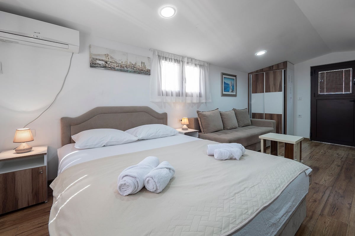 Standard Studio, Balcony