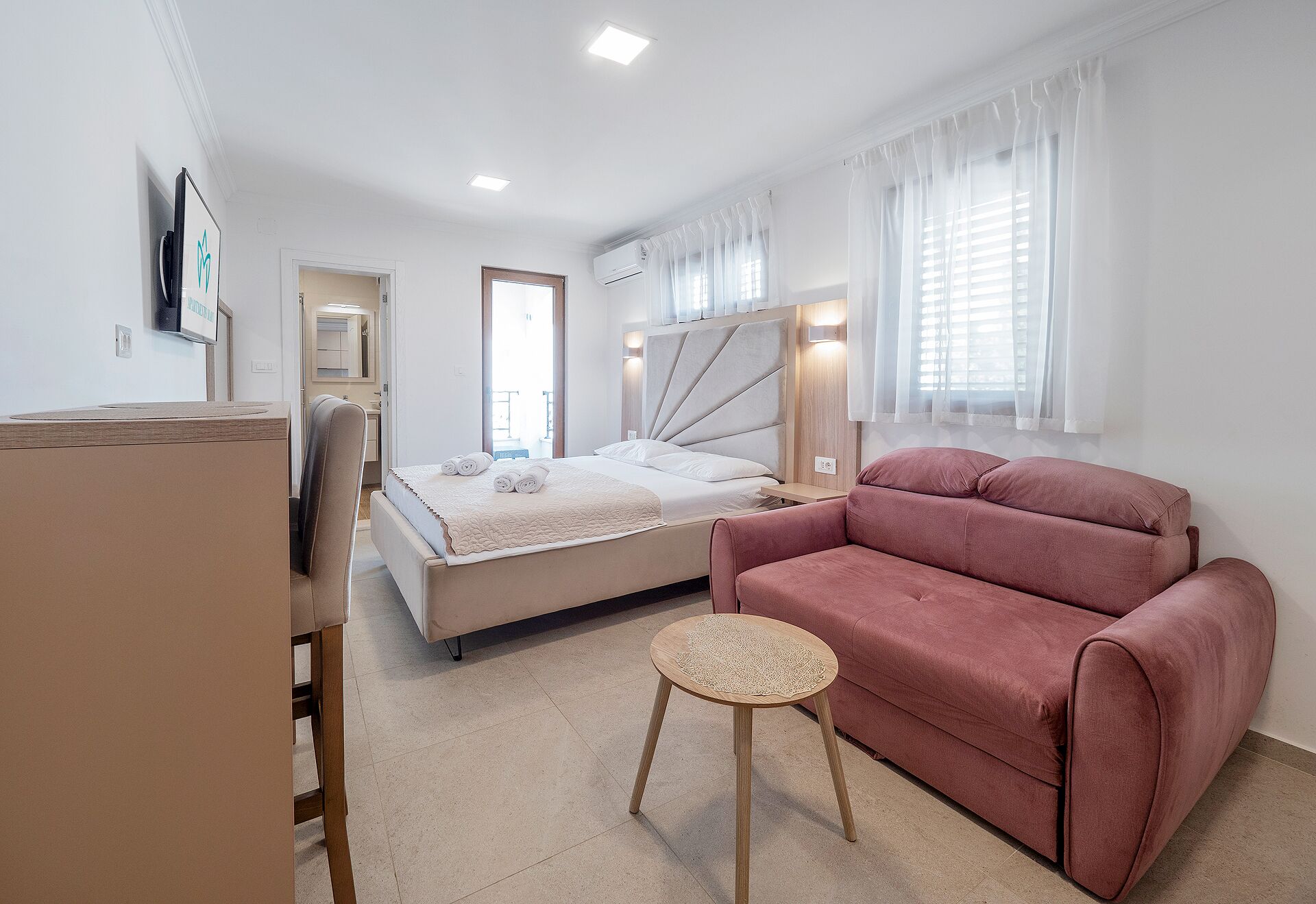 Estudio Deluxe, balcón | Caja de seguridad en la habitación y espacio para trabajar con laptop 