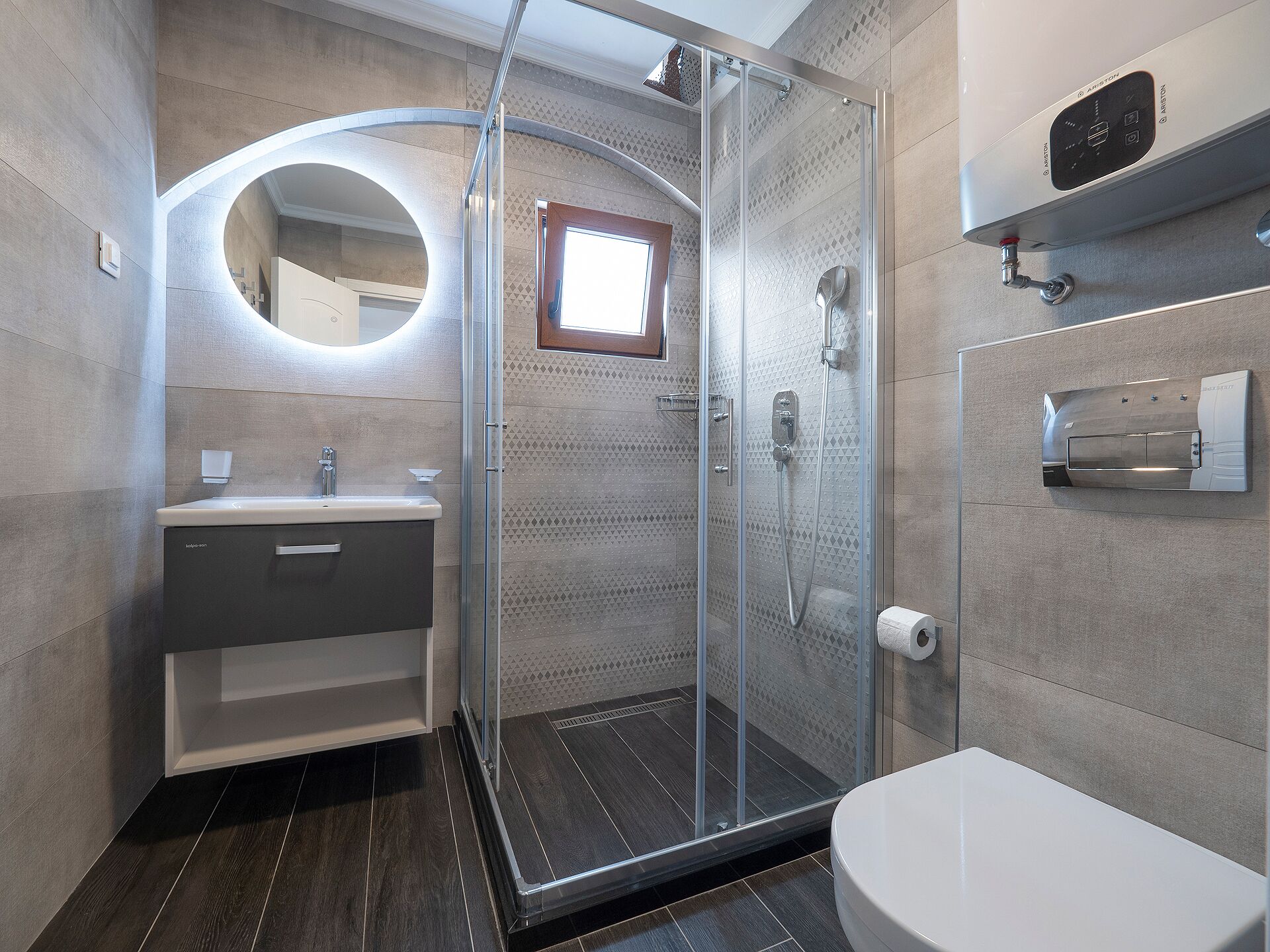 Deluxe appartement, balkon | Badkamer | Een regendouche, een haardroger, handdoeken, zeep