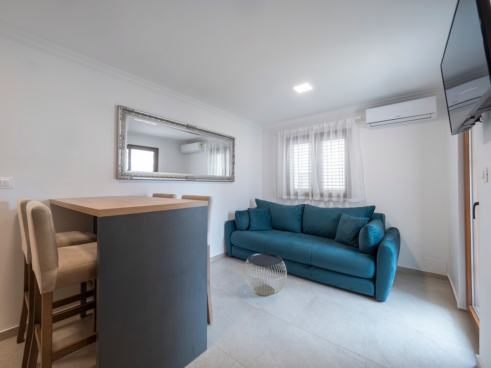 Departamento Deluxe, balcón | Sala de estar | Televisión LCD de 32 pulgadas con canales por cable 