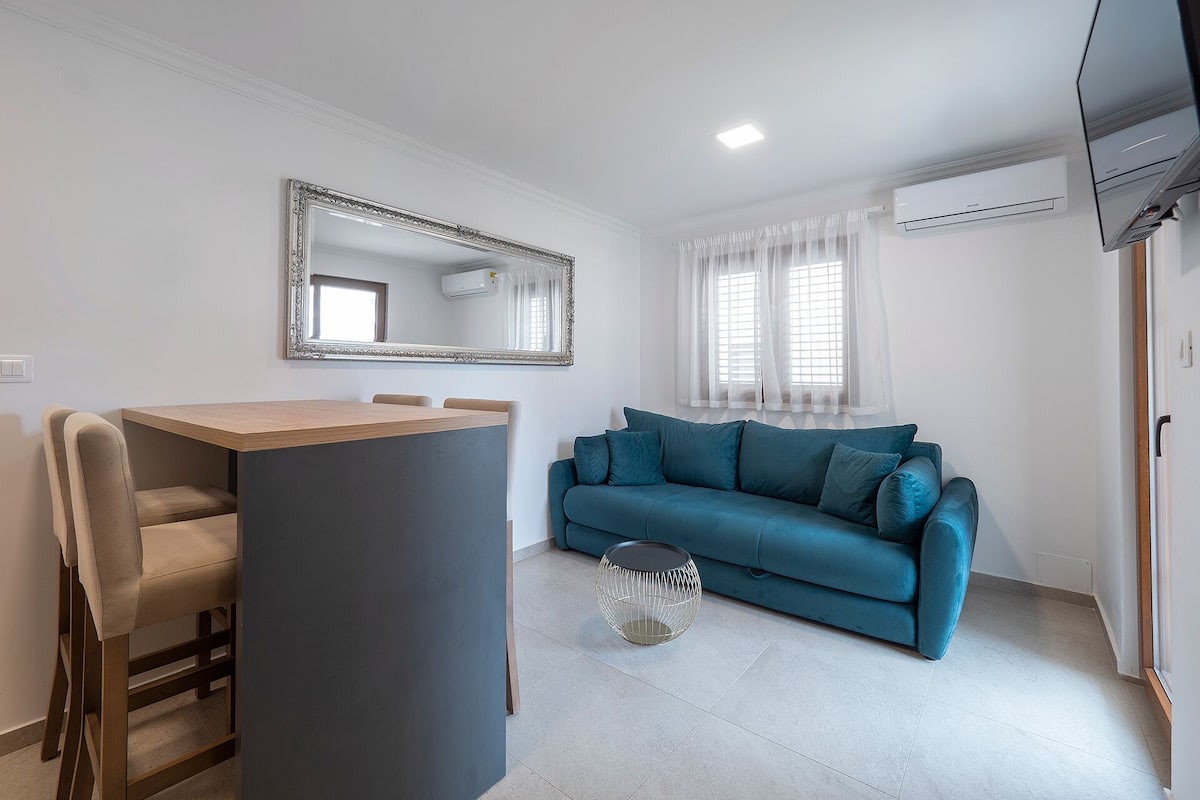 Deluxe Apartment, Balcony | Living room