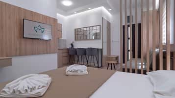 Estudio Deluxe, patio | Caja de seguridad en la habitación y espacio para trabajar con laptop