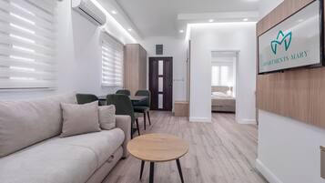 Suite Deluxe, patio | Área de sala de estar | Televisión LCD de 32 pulgadas con canales por cable