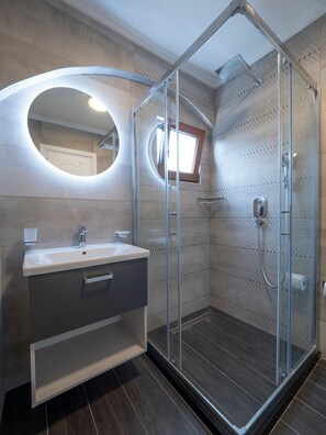 Apartamento Deluxe, balcón | Baño | Cabezal de ducha tipo lluvia, secador de pelo, toallas y jabón