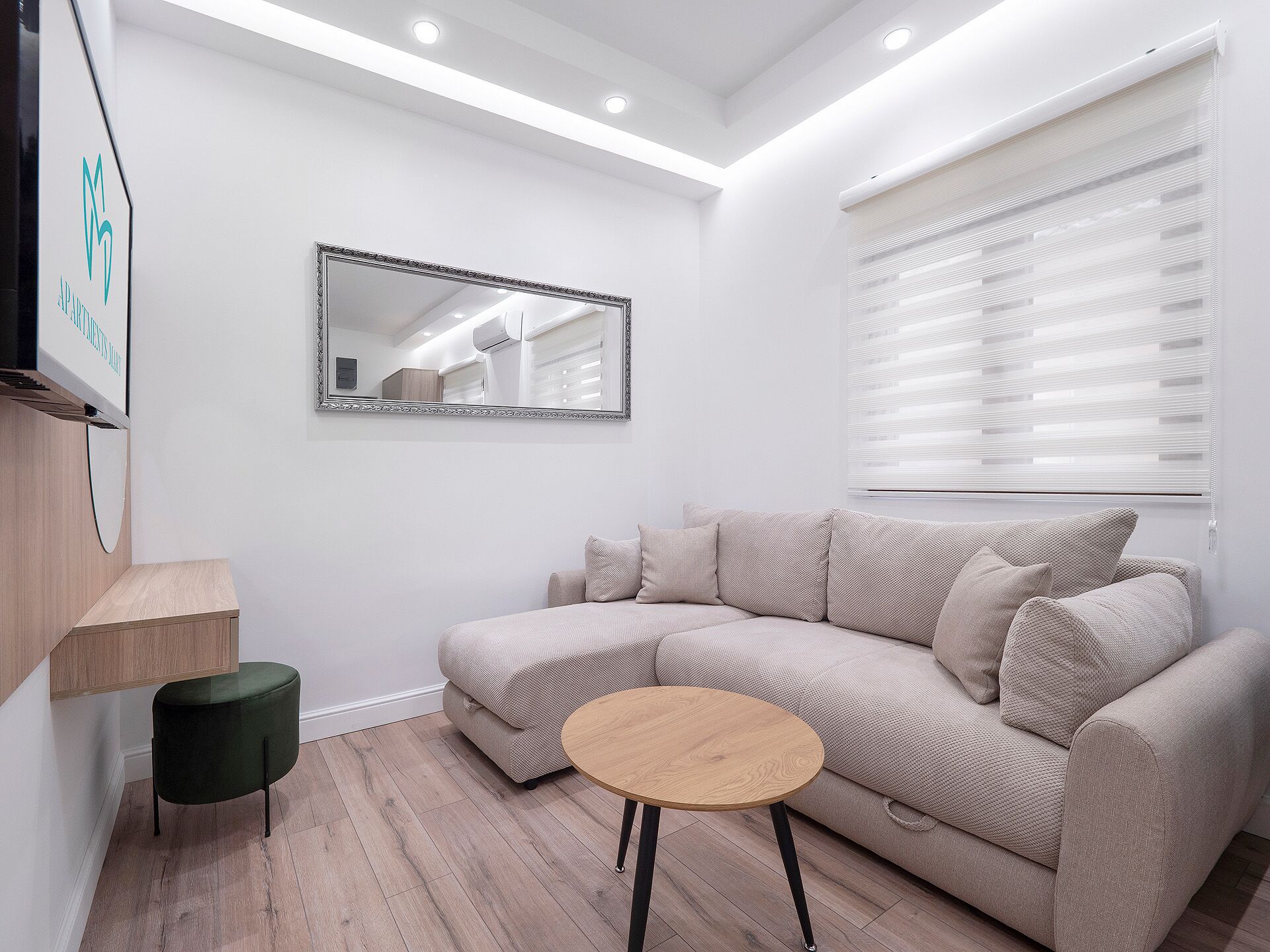 Suite Deluxe, patio | Área de sala de estar | Televisión LCD de 32 pulgadas con canales por cable 