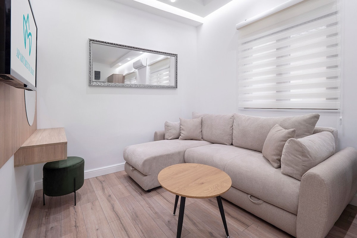 Deluxe Suite, Patio | Living area