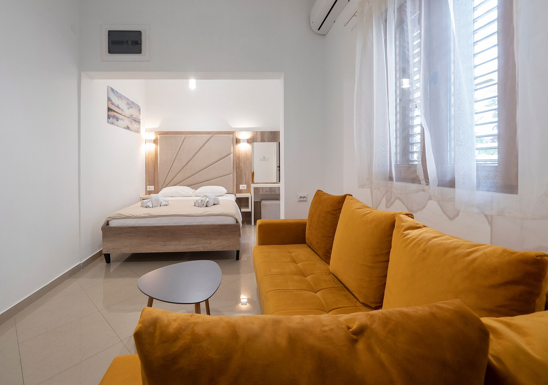 Estudio clásico, patio | Caja de seguridad en la habitación y espacio para trabajar con laptop 