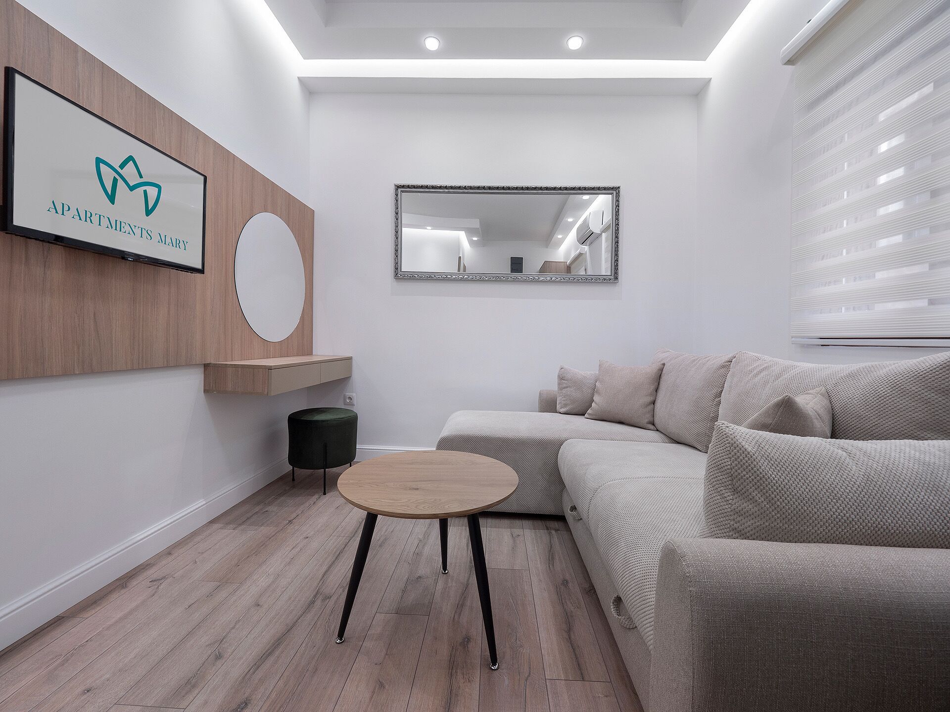 Suite Deluxe, patio | Área de sala de estar | Televisión LCD de 32 pulgadas con canales por cable 