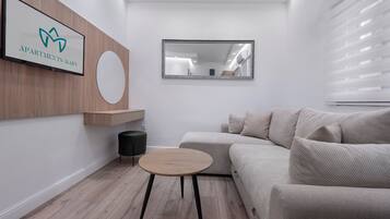 Suite Deluxe, patio | Área de sala de estar | Televisión LCD de 32 pulgadas con canales por cable