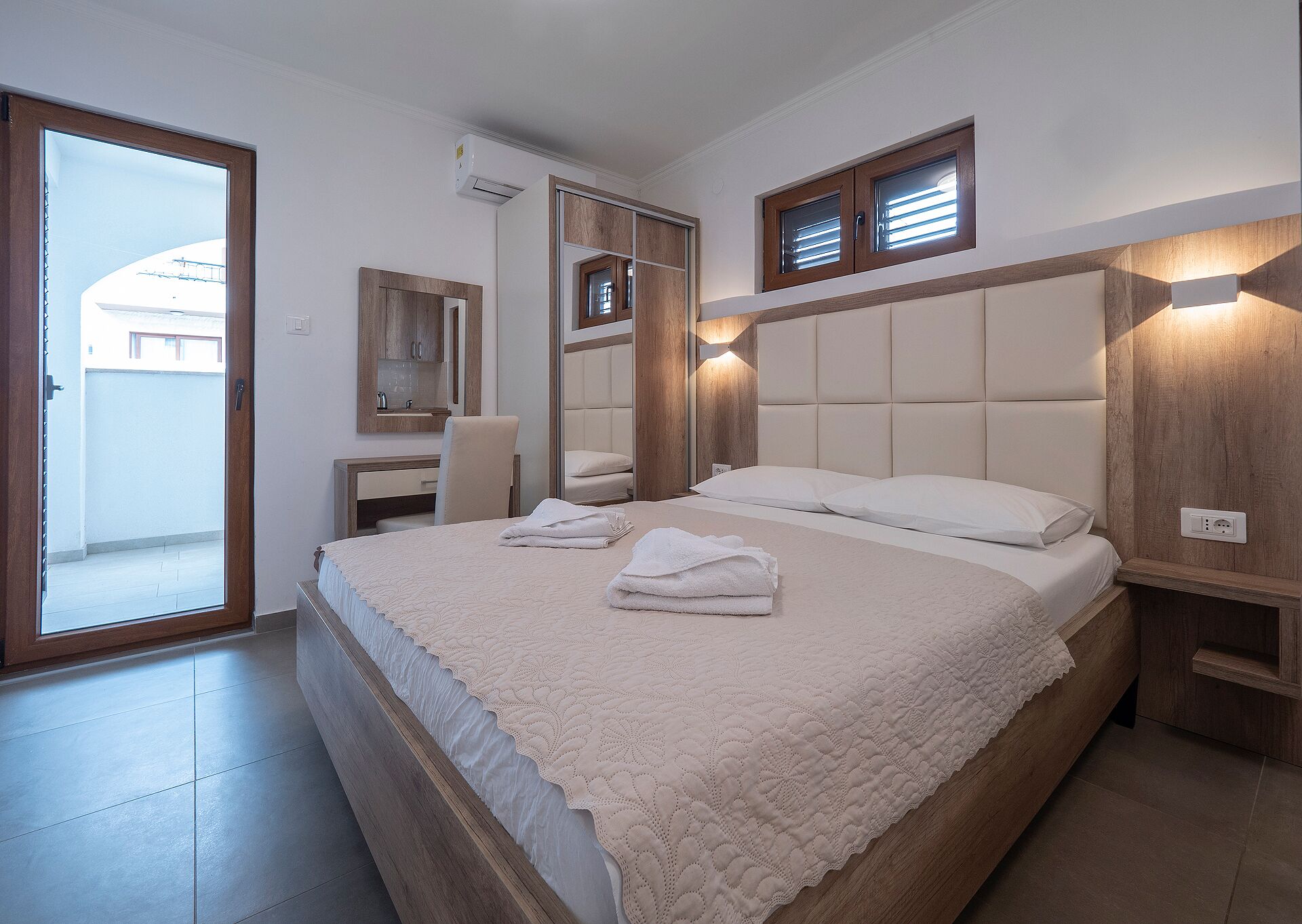 Estudio superior, balcón | Caja de seguridad en la habitación y espacio para trabajar con laptop 