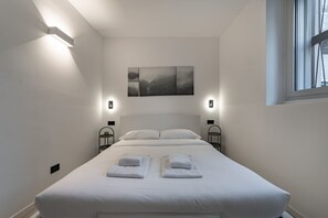 1 habitación y tabla de planchar con plancha 