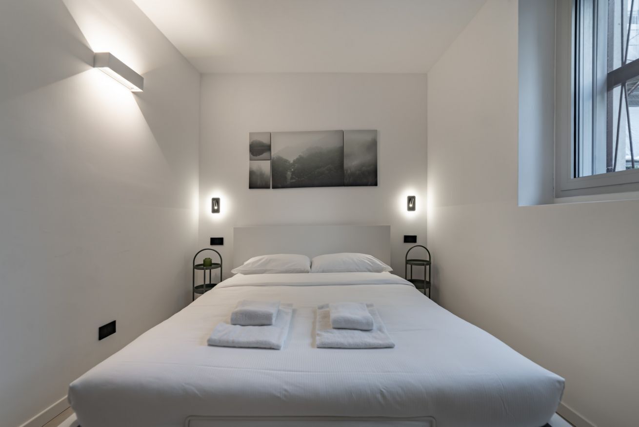 1 chambre, fer et planche à repasser