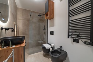 A modern bathroom with a large sink, bidet, and shower. - 9 min. Walk from Porta Nuova, Design and Elegance (Milan)