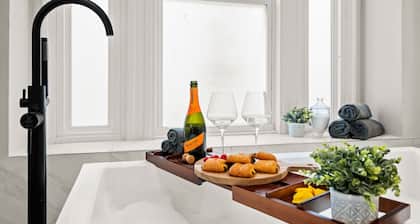 Family Luxury Getaway: Hot Tub, Sauna & Game Room