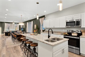 Kylskåp, mikrovågsugn, ugn och spishäll