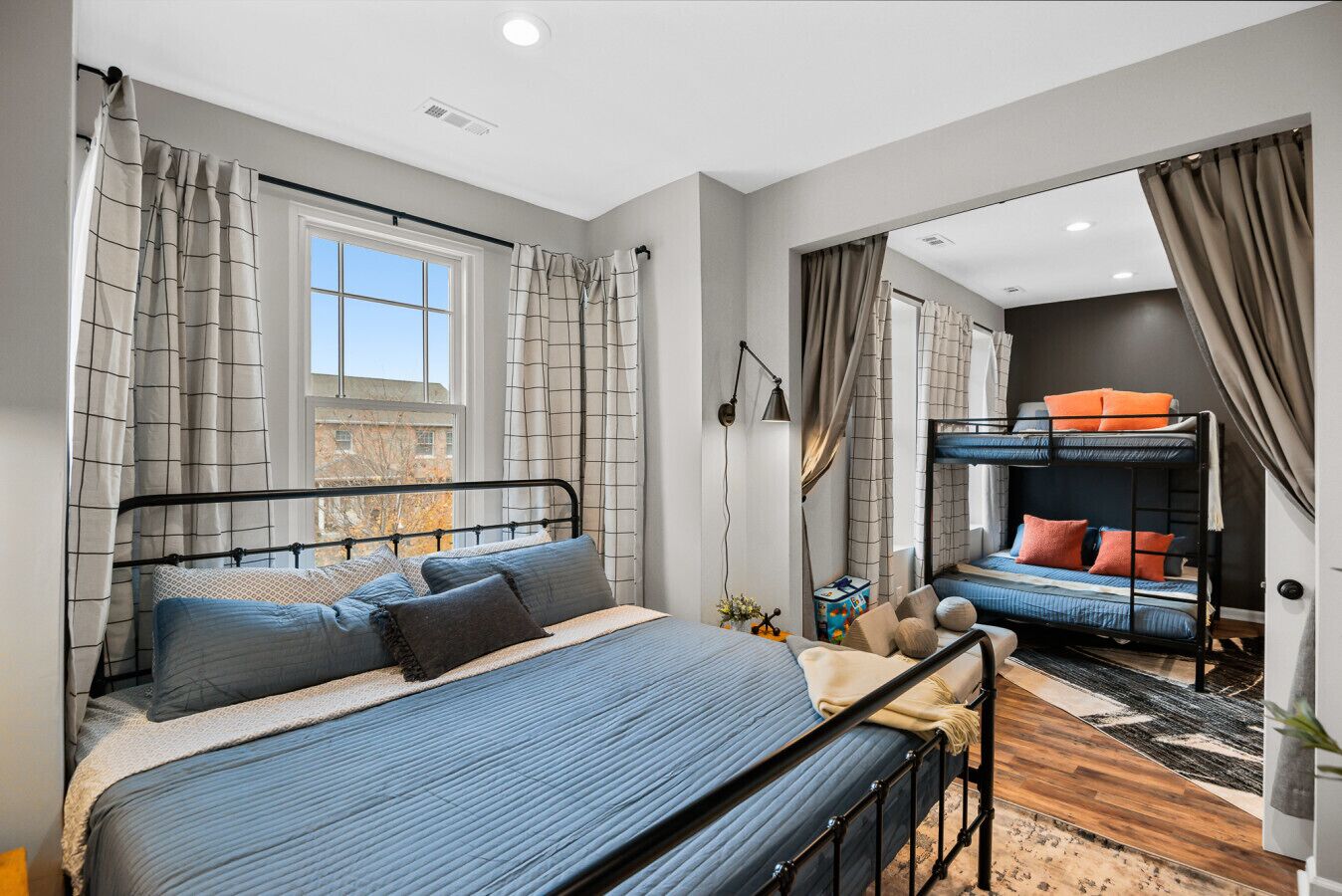 Escritorio, tabla de planchar con plancha, cuna de viaje y wifi 