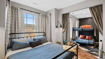 Escritorio, tabla de planchar con plancha, cuna de viaje y wifi