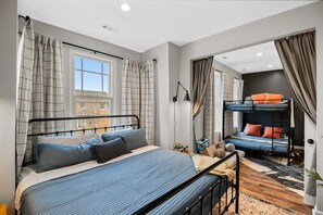 Escritorio, tabla de planchar con plancha, cuna de viaje y wifi 