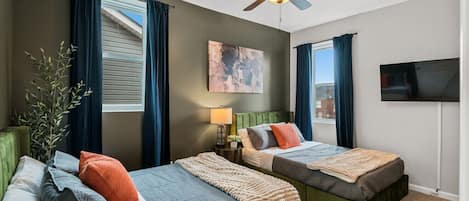 Escritorio, tabla de planchar con plancha, cuna de viaje y wifi