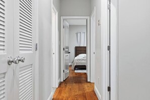 4 habitaciones, tabla de planchar con plancha, wifi y ropa de cama 