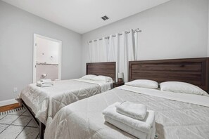 4 chambres, fer et planche à repasser, Wi-Fi, draps fournis