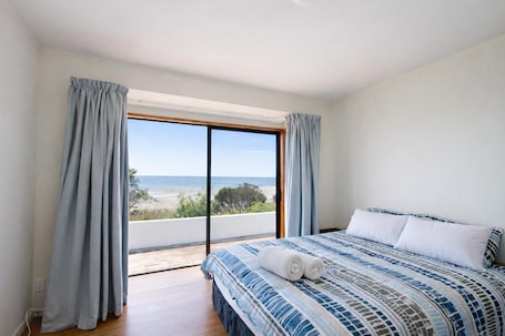 WLAN, Bettwäsche. Ocean Views Across the Beach in Collingwood